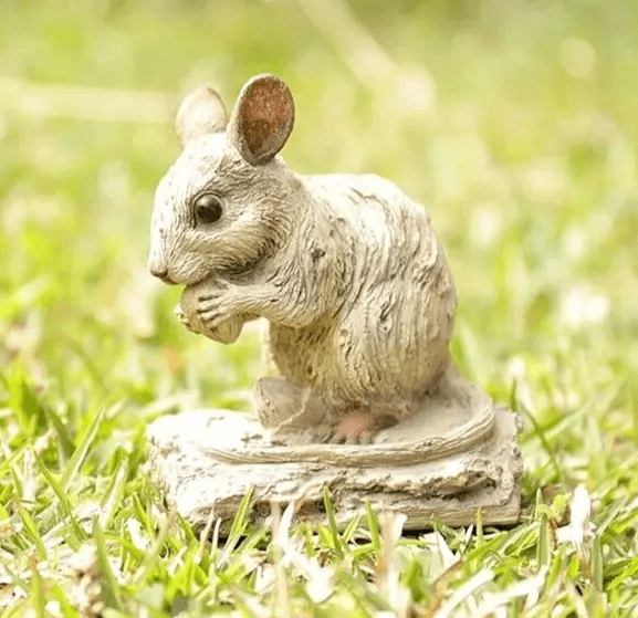 Wild mouse silicone mold for crafting detailed resin, soap, and plaster creations. Perfect for nature-themed projects and animal lovers.

