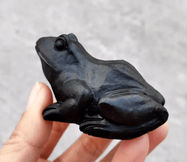  Small frog figurine mold with anatomical structure and relaxed pose, made from premium silicone for resin casting.

